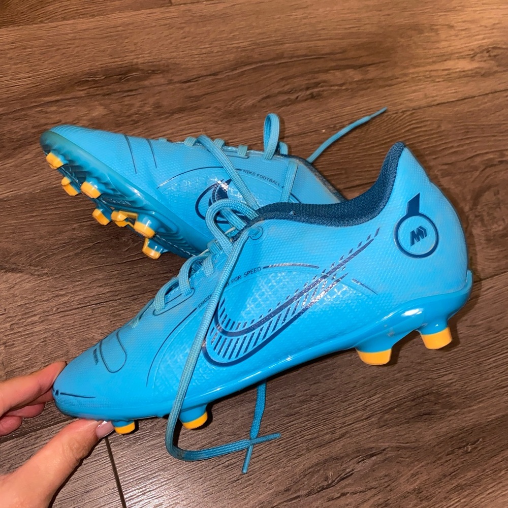 Kids Nike Soccer Cleats Size 3.5Y